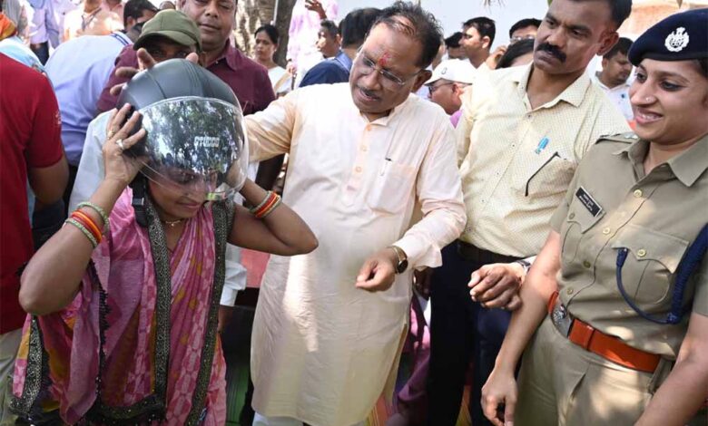 मुख्यमंत्री साय ने चौपाल में अपने हाथों से दो युवाओं को पहनाया हेलमेट