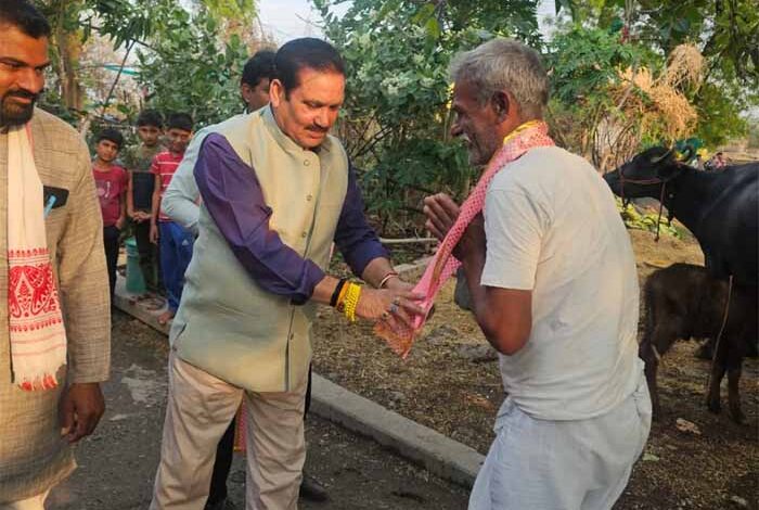 सीमा पर तैनात जवानों के परिजनों से मिले मंत्री टेटवाल, जवानों के माता – पिता को नमन कर आभार माना
