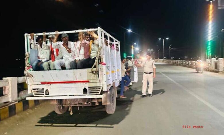 अवैध रूप से सवारियां ढोने वाले वाहनों पर प्रशासन ने की कार्रवाई