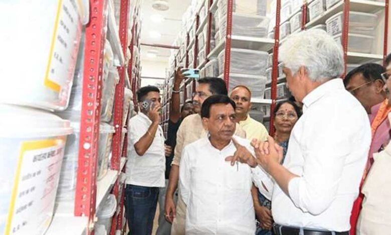 उप मुख्यमंत्री देवड़ा ने जबलपुर में किया राजस्व अभिलेखागार का अवलोकन
