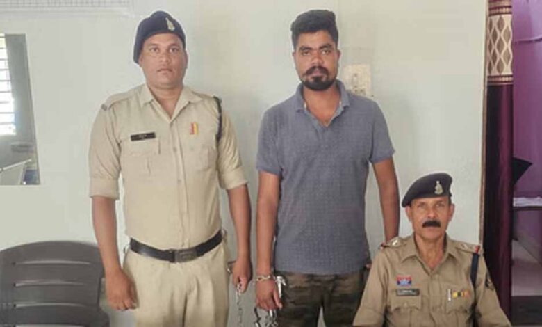 शराब भट्टी के सुपरवाइजर को पुलिस ने किया गिरफ्तार, नाबालिगों से करवा रहा था शराब की तस्करी