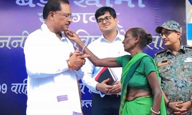 रायपुर : मुख्यमंत्री को माँ ने दिया अपना आशीर्वाद—स्नेह से छुआ गाल, हृदय से कहा धन्यवाद