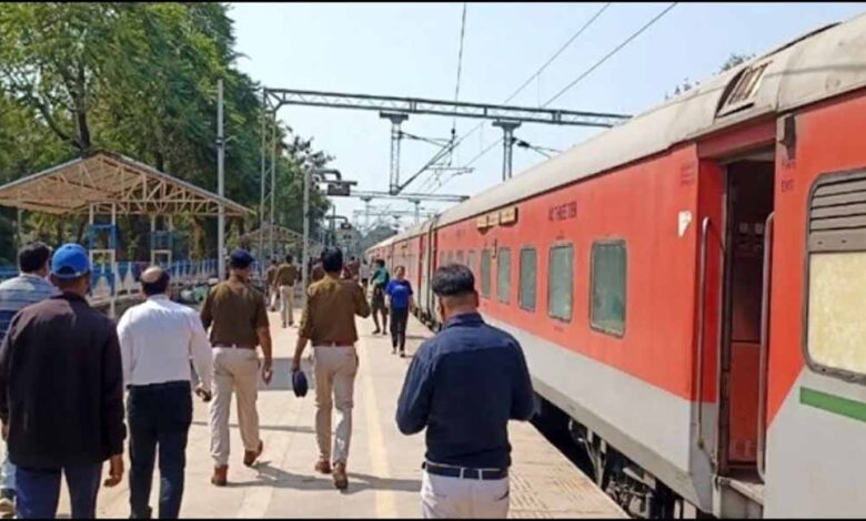 इटारसी से भुसावल की ओर जा रही वाराणसी- लोकमान्य तिलक कामायनी एक्सप्रेस में बम होने से सूचना से मचा हड़कंप