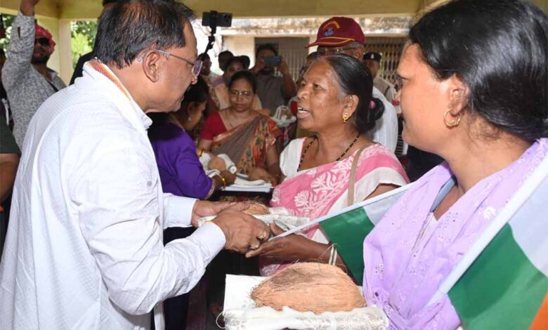 मुख्यमंत्री ने तिरंगा यात्रा के अवसर पर शहीदों के परिजनों को शाल और श्रीफल भेंटकर सम्मानित किया