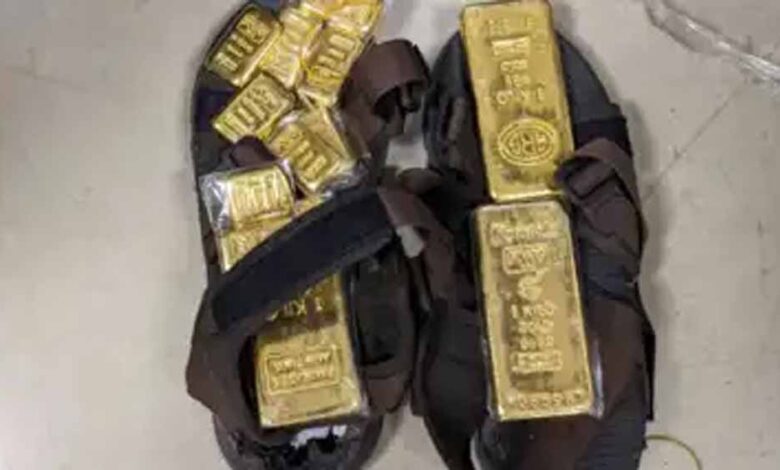 मुंबई के महाराज अंतरराष्ट्रीय एयरपोर्ट पर कस्टम अधिकारियों ने बड़ी कार्रवाई करते हुए कुल 5.75 किलोग्राम सोना जब्त किया
