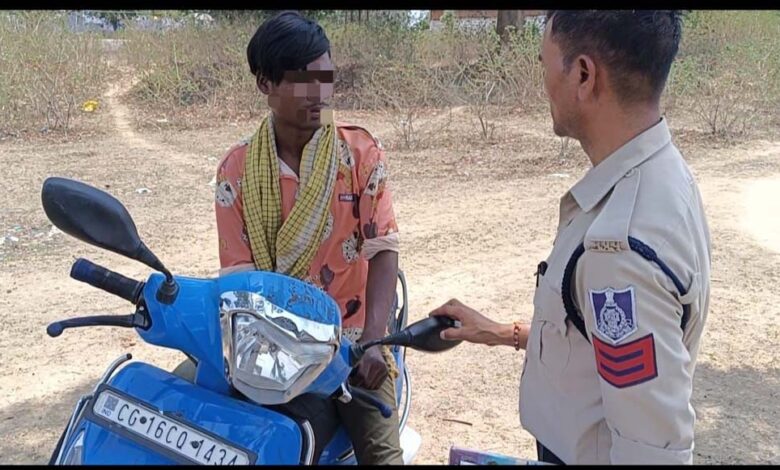 बिजुरी पुलिस की 20 लीटर कच्ची महुआ शराब के साथ प्लेजर स्कूटी जप्ती कर अवैध शराब पर कार्यवाही