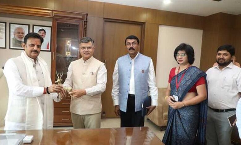 उप मुख्यमंत्री शुक्ल से हडको सीएमडी कुलश्रेष्ठ ने की सौजन्य भेंट