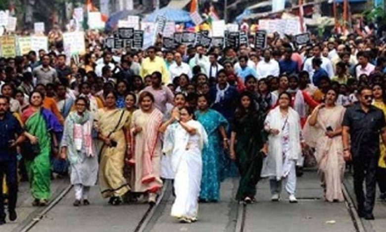 ममता बनर्जी का सड़क पर विरोध: बोलीं- मुझे डिटेनशन सेंटर भेजो