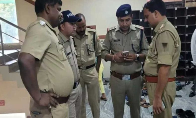 सड़क पर दौड़ती बस में हुई महिला की डिलीवरी, फिर नवजात को फेंक दिया खिड़की से, मौत सड़क पर दौड़ती बस में हुई महिला की डिलीवरी, फिर नवजात को फेंक दिया खिड़की से, मौत