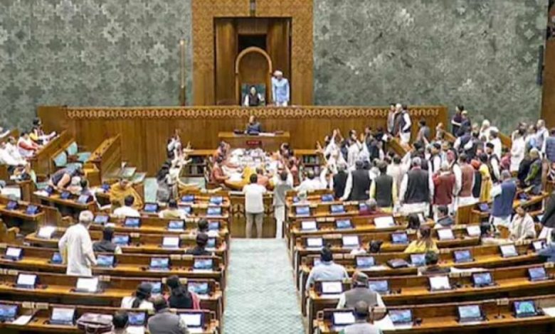लोकसभा अटेंडेंस पर बवाल: कांग्रेस ने पीएम और मंत्रियों को मिली छूट पर उठाए सवाल लोकसभा अटेंडेंस पर बवाल: कांग्रेस ने पीएम और मंत्रियों को मिली छूट पर उठाए सवाल