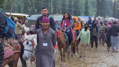 आस्था का महासागर उमड़ा, बच्चों से साधुओं तक हजारों श्रद्धालु पहुंचे दर्शन को