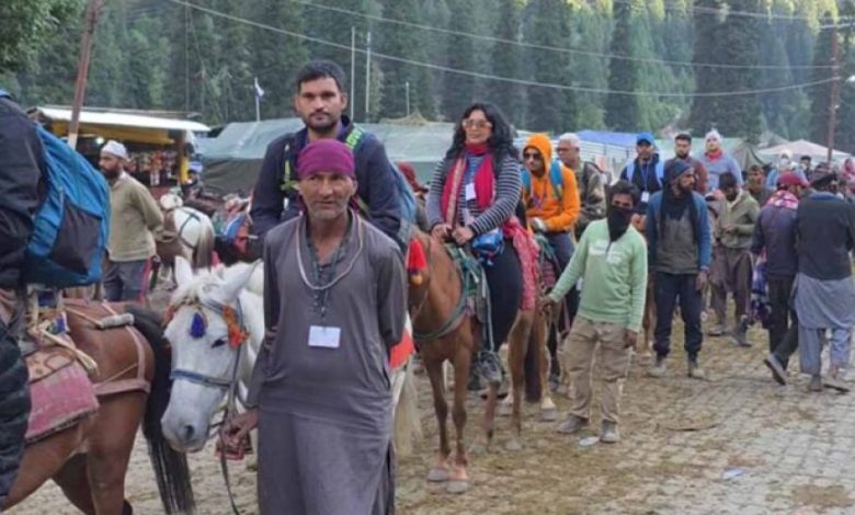 आस्था का महासागर उमड़ा, बच्चों से साधुओं तक हजारों श्रद्धालु पहुंचे दर्शन को