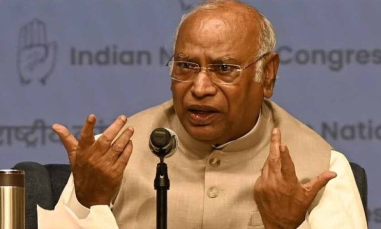 मणिपुर पर चुप क्यों? खरगे ने घेरा मोदी को, बोले- 42 देश घूमे लेकिन मणिपुर नहीं गए