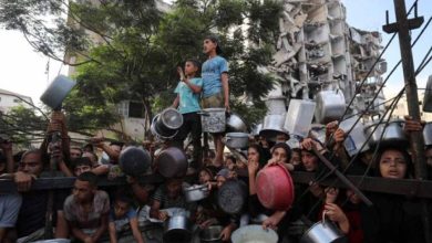 गाजा की भूख की कहानी: खाना बनने से पहले ही लग जाती है लंबी लाइन