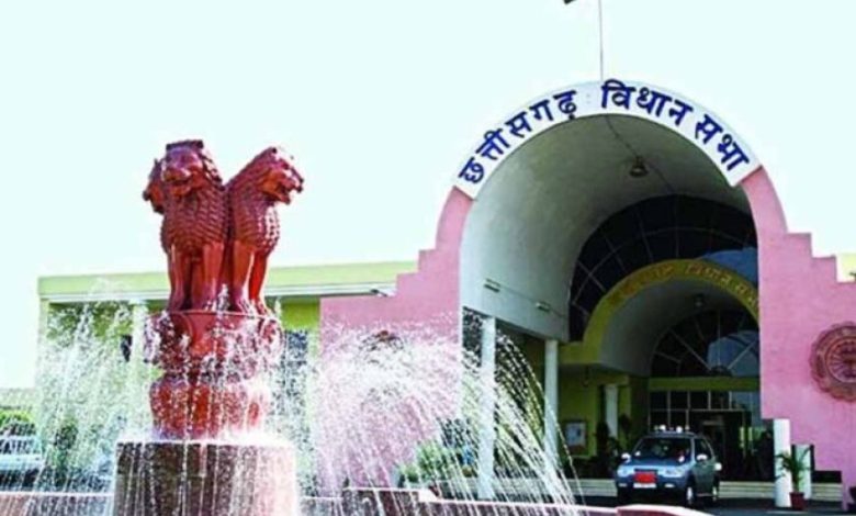 चैतन्य बघेल की हिरासत पर कांग्रेस का हंगामा, विधायकों ने किया विधानसभा से वॉकआउट चैतन्य बघेल की हिरासत पर कांग्रेस का हंगामा, विधायकों ने किया विधानसभा से वॉकआउट