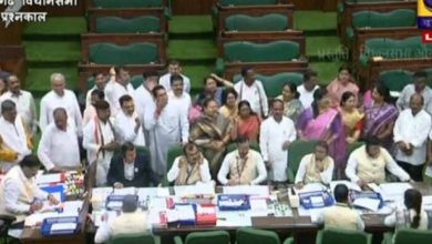 खाद संकट पर फूटा विपक्ष का गुस्सा: मंत्री के जवाब से असंतुष्ट विधायक गर्भगृह में धरने पर बैठे
