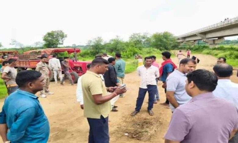 रेत परिवहन पर बड़ी कार्रवाई: 18 ट्रैक्टर जब्त, पीएम आवास छूट का हवाला देकर पहुंचे वाहन मालिक रेत परिवहन पर बड़ी कार्रवाई: 18 ट्रैक्टर जब्त, पीएम आवास छूट का हवाला देकर पहुंचे वाहन मालिक