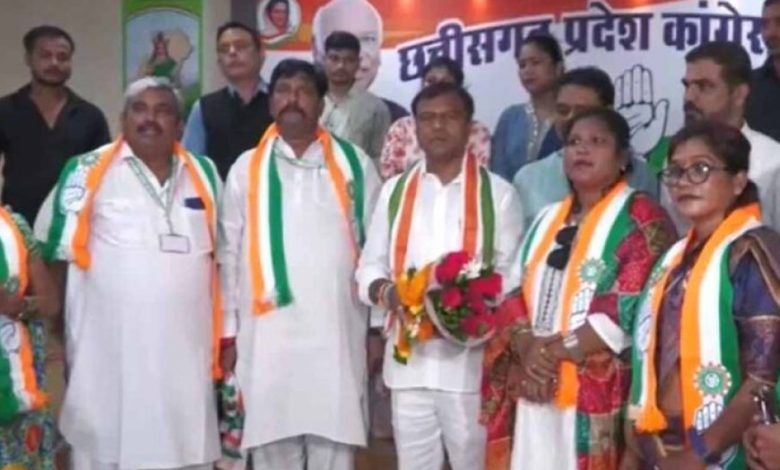 छत्तीसगढ़ में सियासी उलटफेर: शिवसेना महिला विंग की प्रदेश अध्यक्ष समेत पूरी टीम कांग्रेस में शामिल छत्तीसगढ़ में सियासी उलटफेर: शिवसेना महिला विंग की प्रदेश अध्यक्ष समेत पूरी टीम कांग्रेस में शामिल