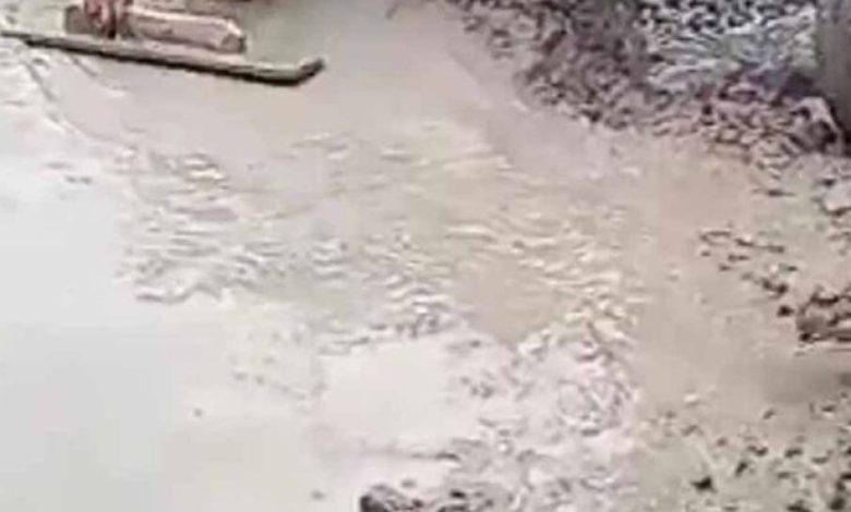 सीसी रोड में घटिया निर्माण का खुलासा: 8 की जगह 4 इंच में हो रही ढलाई, कलेक्टर ने दिए जांच के आदेश
