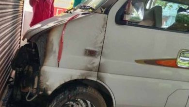 असामाजिक तत्वों ने कार को बनाया निशाना घर के बाहर खड़ी गाड़ी में लगाई आग, पीड़ित ने पड़ोसियों संग बुझाई आग