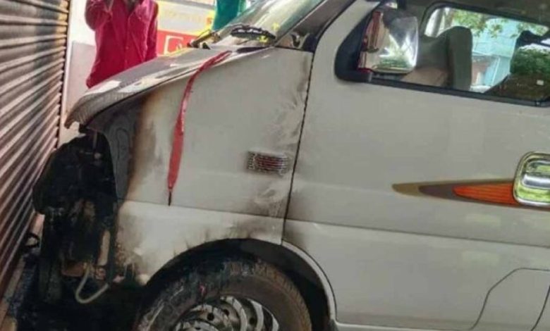 असामाजिक तत्वों ने कार को बनाया निशाना घर के बाहर खड़ी गाड़ी में लगाई आग, पीड़ित ने पड़ोसियों संग बुझाई आग असामाजिक तत्वों ने कार को बनाया निशाना घर के बाहर खड़ी गाड़ी में लगाई आग, पीड़ित ने पड़ोसियों संग बुझाई आग