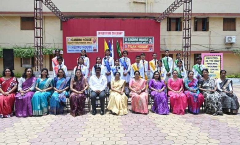 मैत्री विद्या निकेतन में अलंकरण और शपथ ग्रहण समारोह सम्पन्न मैत्री विद्या निकेतन में अलंकरण और शपथ ग्रहण समारोह सम्पन्न