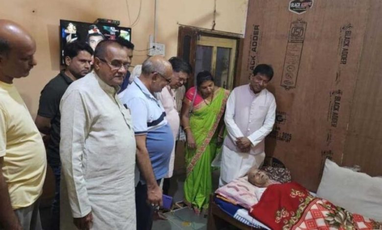 आस्वस्थ लोकतंत्र सैनानी के स्वास्थ की जानकारी लेने पहुचे विधायक पहुचे, स्वास्थ की ली जानकारी,परिजनों से की चर्चा आस्वस्थ लोकतंत्र सैनानी के स्वास्थ की जानकारी लेने पहुचे विधायक पहुचे, स्वास्थ की ली जानकारी,परिजनों से की चर्चा