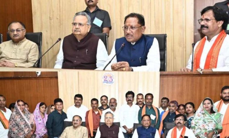 राजनांदगांव के नागरिक प्रतिनिधिमंडल ने की मुख्यमंत्री से सौजन्य भेंट राजनांदगांव के नागरिक प्रतिनिधिमंडल ने की मुख्यमंत्री से सौजन्य भेंट