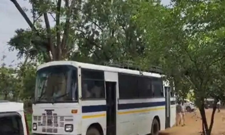 छत्तीसगढ़ में अवैध रूप से रह रहे बांग्लादेशियों को किया जा रहा डिपोर्ट, रायपुर पुलिस रवाना छत्तीसगढ़ में अवैध रूप से रह रहे बांग्लादेशियों को किया जा रहा डिपोर्ट, रायपुर पुलिस रवाना