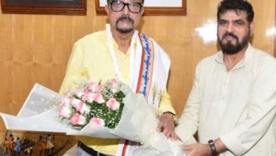 राज्यपाल डेका से छत्तीसगढ़ खादी एवं ग्रामोद्योग बोर्ड के अध्यक्ष ने की सौजन्य भेंट