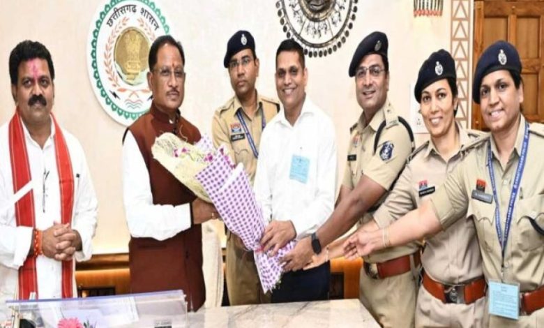 रायपुर : मुख्यमंत्री विष्णु देव साय से राज्य पुलिस सेवा अधिकारियों ने की सौजन्य भेंट रायपुर : मुख्यमंत्री विष्णु देव साय से राज्य पुलिस सेवा अधिकारियों ने की सौजन्य भेंट
