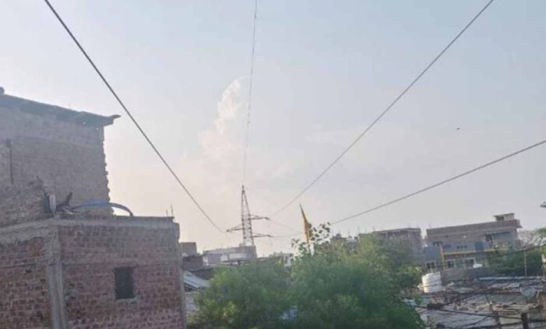 ट्रांसमिशन लाइनों के नीचे बने मकान के मालिकों को नोटिस जारी