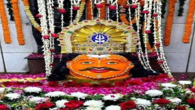 रायपुर के महादेवघाट स्थित हटकेश्वरनाथ मंदिर में सावन के पहले दिन उमड़ी शिवभक्तों की भीड़
