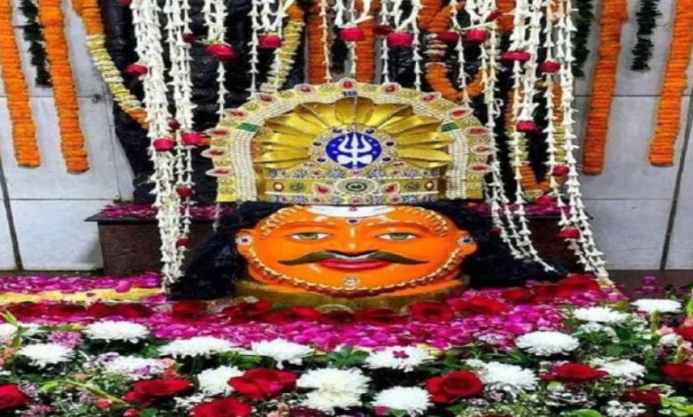 रायपुर के महादेवघाट स्थित हटकेश्वरनाथ मंदिर में सावन के पहले दिन उमड़ी शिवभक्तों की भीड़