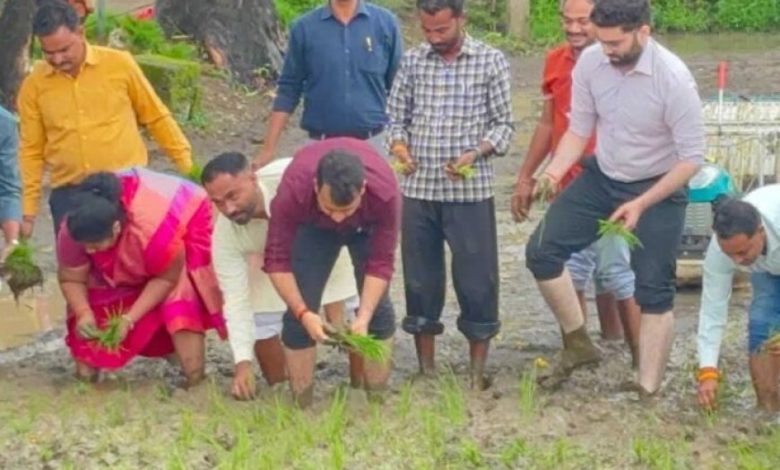 मंडला में कलेक्टर और मंत्री उइके का दिखा खास अंदाज, रोपे धान के पौधे,कुम्भार सशक्तिकरण जागरूकता शिविर में हुए शामिल मंडला में कलेक्टर और मंत्री उइके का दिखा खास अंदाज, रोपे धान के पौधे,कुम्भार सशक्तिकरण जागरूकता शिविर में हुए शामिल