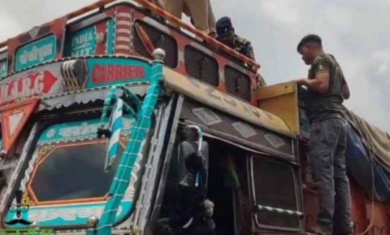 ‘पुष्पा’ स्टाइल में तस्करी का खुलासा: ट्रक की तलाशी में मिला गांजे का जखीरा, दो तस्कर गिरफ्तार ‘पुष्पा’ स्टाइल में तस्करी का खुलासा: ट्रक की तलाशी में मिला गांजे का जखीरा, दो तस्कर गिरफ्तार