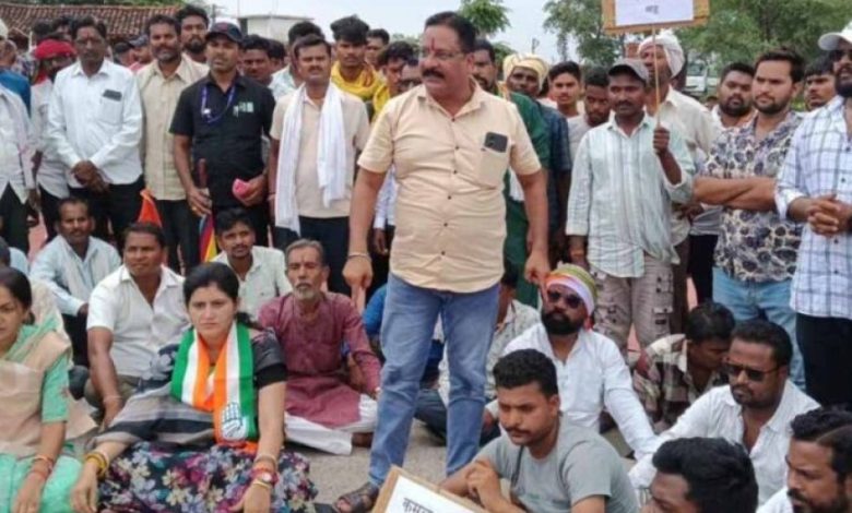 डोंगरगढ़-खैरागढ़ सड़क पर कांग्रेस का चक्काजाम: जहां भाजपा ने किया जाम अब कांग्रेस का धरना डोंगरगढ़-खैरागढ़ सड़क पर कांग्रेस का चक्काजाम: जहां भाजपा ने किया जाम अब कांग्रेस का धरना