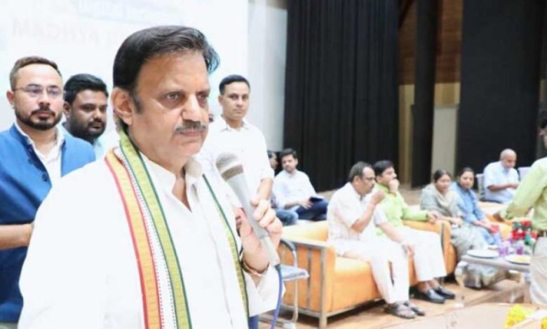 शासन की योजनाओं का लाभ दिलाने में महत्वपूर्ण भूमिका निभा रहे हैं कामन सर्विस सेंटर : उप मुख्यमंत्री शुक्ल शासन की योजनाओं का लाभ दिलाने में महत्वपूर्ण भूमिका निभा रहे हैं कामन सर्विस सेंटर : उप मुख्यमंत्री शुक्ल