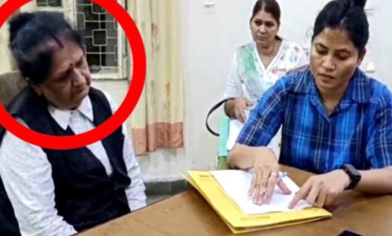 लोकायुक्त टीम ने सरकारी वकील कुक्कू दत्त को 15 हजार रिश्वत लेते रंगे हाथों पकड़ा लोकायुक्त टीम ने सरकारी वकील कुक्कू दत्त को 15 हजार रिश्वत लेते रंगे हाथों पकड़ा