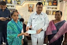 मंत्री लखनलाल देवांगन ने 10 परिवारों को दिए सहायता राशि का चेक