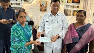 मंत्री लखनलाल देवांगन ने 10 परिवारों को दिए सहायता राशि का चेक
