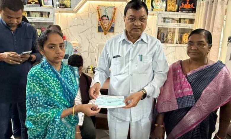मंत्री लखनलाल देवांगन ने 10 परिवारों को दिए सहायता राशि का चेक