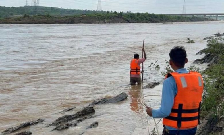एसडीईआरएफ तथा होमगार्ड की टीम ने सोन नदी में फसे गोवंश को सुरक्षित नदी पार कराया एसडीईआरएफ तथा होमगार्ड की टीम ने सोन नदी में फसे गोवंश को सुरक्षित नदी पार कराया