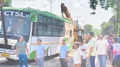 नगर निगम द्वारा सार्वजनिक सड़क पर खड़ी निजी बसों को हटाने का चला अभियान