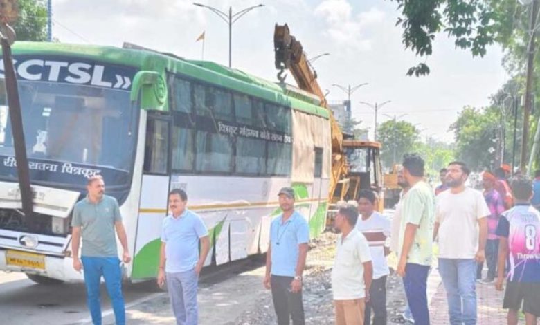 नगर निगम द्वारा सार्वजनिक सड़क पर खड़ी निजी बसों को हटाने का चला अभियान