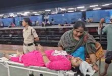 ट्रेन में सीट को लेकर दो महिलाओं में जमकर झगड़ा, एक का सिर फोड़ा