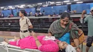 ट्रेन में सीट को लेकर दो महिलाओं में जमकर झगड़ा, एक का सिर फोड़ा