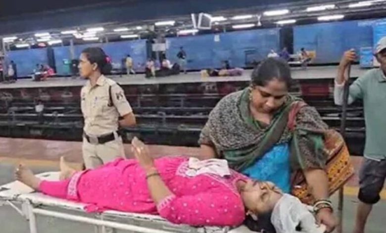 ट्रेन में सीट को लेकर दो महिलाओं में जमकर झगड़ा, एक का सिर फोड़ा ट्रेन में सीट को लेकर दो महिलाओं में जमकर झगड़ा, एक का सिर फोड़ा