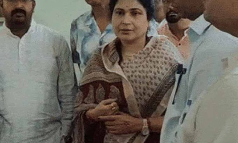 घायल छात्रा से मिलीं राज्यमंत्री श्रीमती गौर, अधिकारियों को हर संभव मदद करने के दिए निर्देश