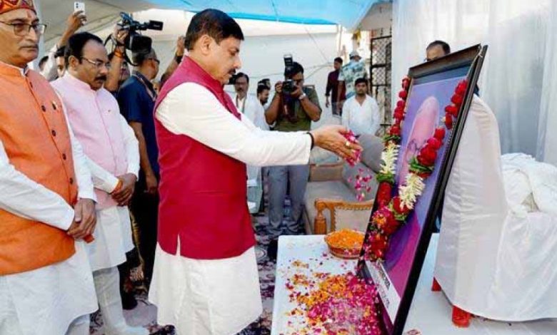 मुख्यमंत्री डॉ. यादव ने स्व. ब्रम्हानंद यादव को पुष्पांजलि अर्पित कर दी श्रद्धांजलि